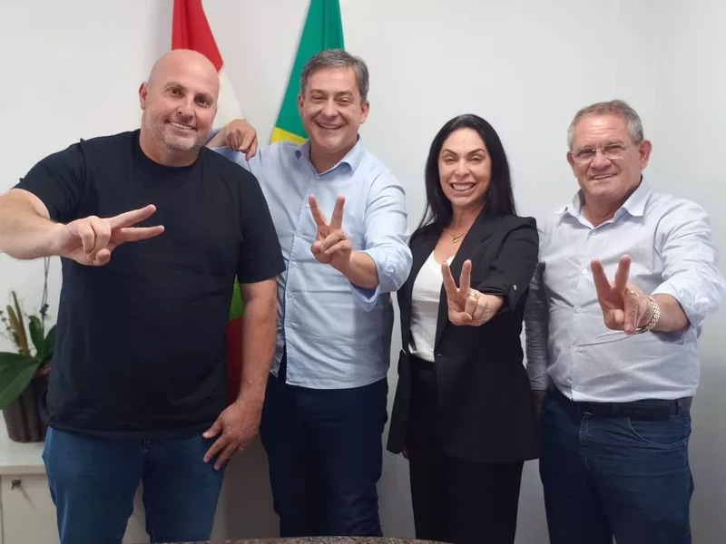 Tita Belloli (E) ao ser anunciado pelo prefeito eleito Vaguinho Espíndola | Foto: Divulgação