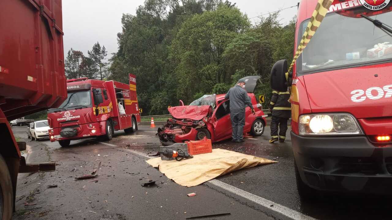 Acidente entre carro e caminhão deixa homem gravemente ferido no Meio-Oeste | Foto: CBMSC