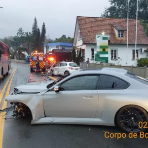 Motorista fica ferido após colisão entre dois veículos em Blumenau