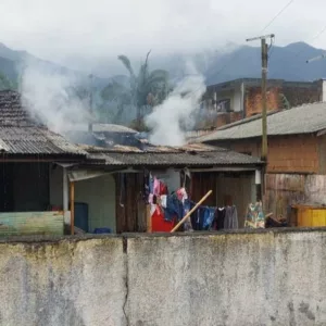 Residência pega fogo em SC; crianças estavam dentro da casa