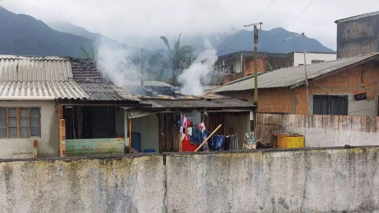 Residência pega fogo em SC; crianças estavam dentro da casa | Foto: CBMSC