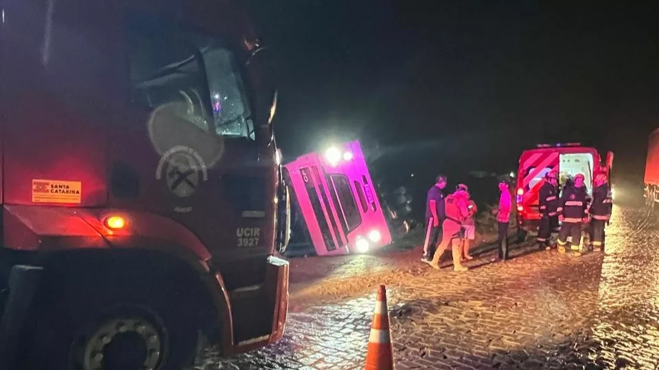 Tombamento de carreta mobiliza bombeiros em Ilhota | Foto: Bombeiros Voluntários de Ilhota