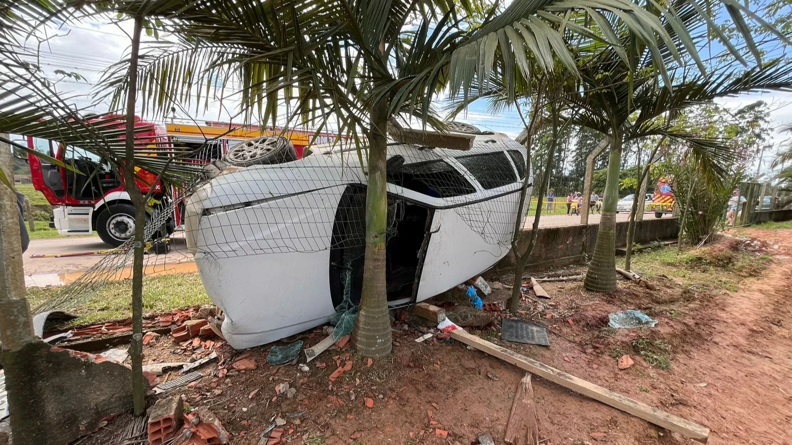 Homem fica preso em veículo após capotamento na Grande Florianópolis | Foto: Corpo de Bombeiros