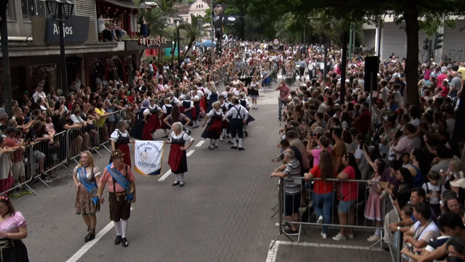 Multidão acompanha o primeiro desfile da Oktoberfest 2024 em Blumenau; veja imagens | Foto: Marcos Fernandes | SCC SBT