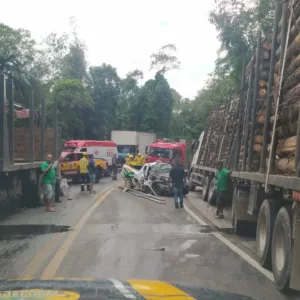 AGORA: Grave acidente entre carro e caminhão deixa um morto na BR-282 | Foto: PRF