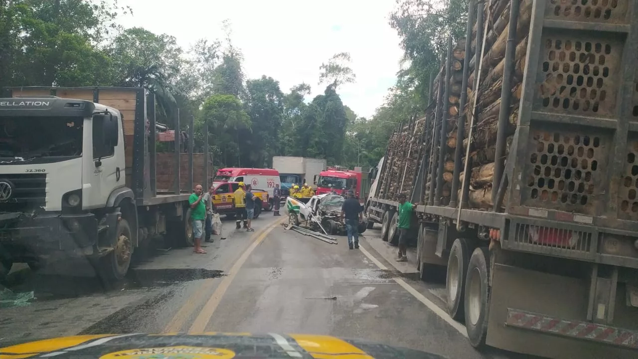 AGORA: Grave acidente entre carro e caminhão deixa um morto na BR-282 | Foto: PRF