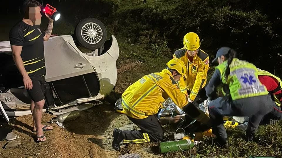 Motorista fica gravemente ferido após capotamento no Litoral Norte de SC | Foto: CBMSC