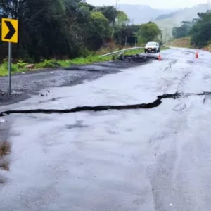 Chuvas causam rachaduras na SC-114 e pista é interditada em São Joaquim