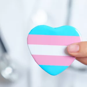 O médico mastologista Marcelo Prade esclarece se homens trans podem ter câncer de mama. - Foto: Canva/Reprodução