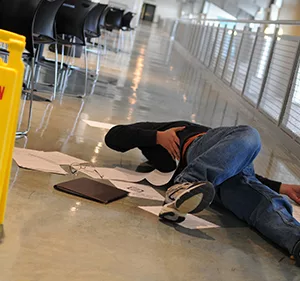 Homem é indenizado após escorregar em piso molhado. - Foto: Imagem Ilustrativa/ Adaplans/Reprodução