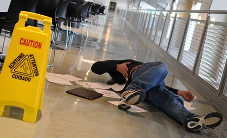 Homem é indenizado após escorregar em piso molhado. – Foto: Imagem Ilustrativa/ Adaplans/Reprodução