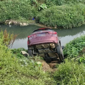 Carro cai em rio após acidente em Lages; veja imagens