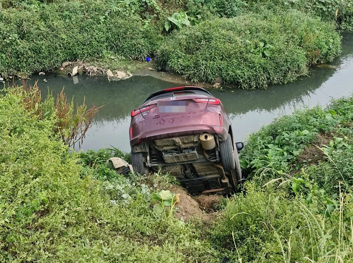 Carro cai em rio após acidente em Lages; veja imagens