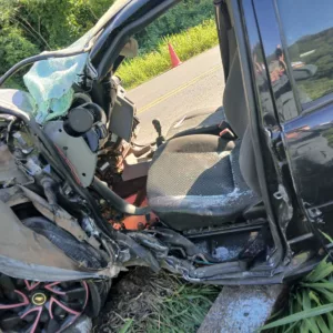 Acidente com caminhão destrói carro e deixa feridos em SC