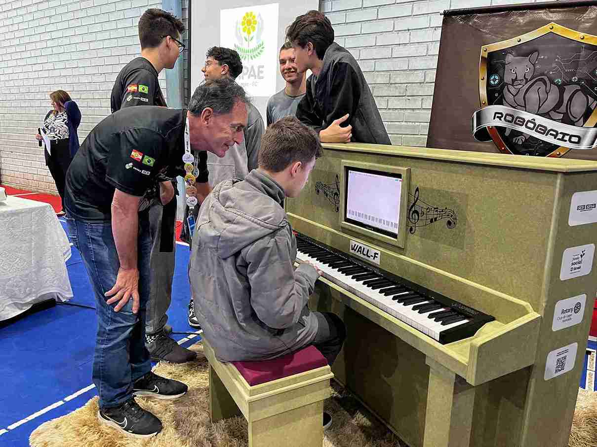 Entrega do piano para a Apae. | Foto: Handerson Souza / Rádio Clube