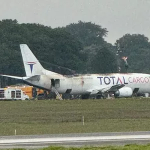 Avião de carga pega fogo durante voo e faz pouso de emergência em aeroporto de SP