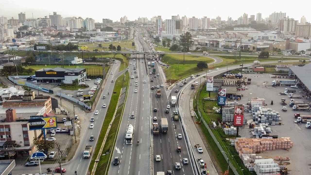 Caminhão com carga 'gigante' causa lentidão entre a BR-101 e BR-376; veja quando