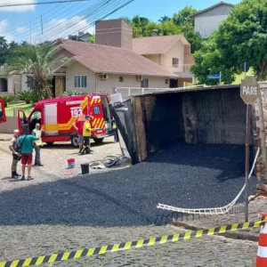 Caminhão capota com criança de 10 anos em SC