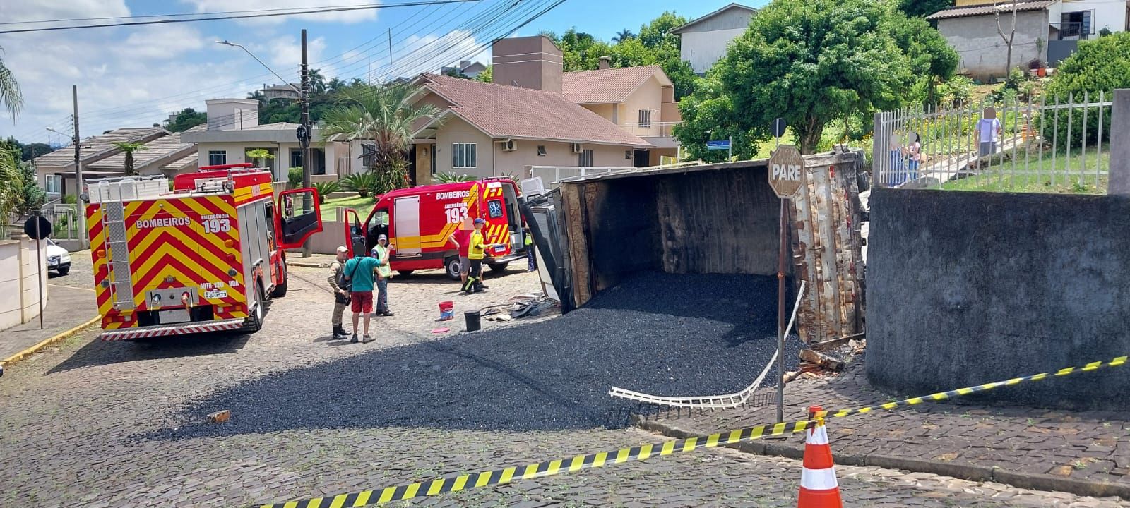 Caminhão capota com criança de 10 anos em SC | Foto: Corpo de Bombeiros Militar de Videira/Divulgação 