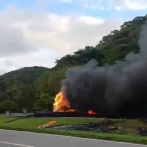 Caminhão carregado com barras de ferro pega fogo na BR-101