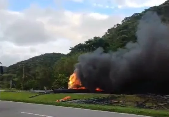 Caminhão carregado com barras de ferro pega fogo na BR-101 | Foto: GMF/Divulgação 