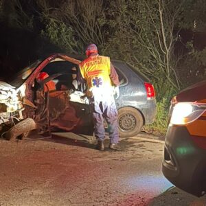 Condutor do carro, um idoso de 63 anos, ficou ferido | Imagem: Corpo de Bombeiros/Reprodução