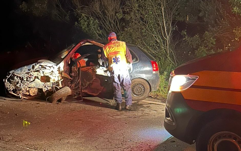 Condutor do carro, um idoso de 63 anos, ficou ferido | Imagem: Corpo de Bombeiros/Reprodução