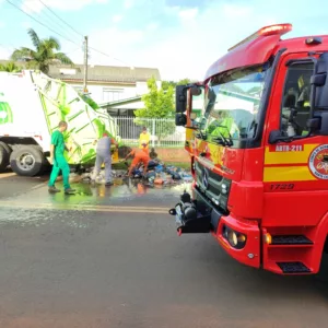 Caminhão de lixo pega fogo e mobiliza bombeiros em SC