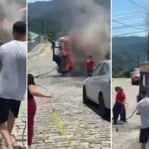 Caminhão dos bombeiros pega fogo enquanto equipe fazia resgate em SC. - Foto: Reprodução/ Cruzeiro do Vale