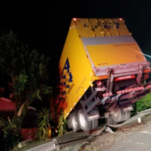 Caminhão sai da pista e atinge casa BR-280, em Rio Negrinho