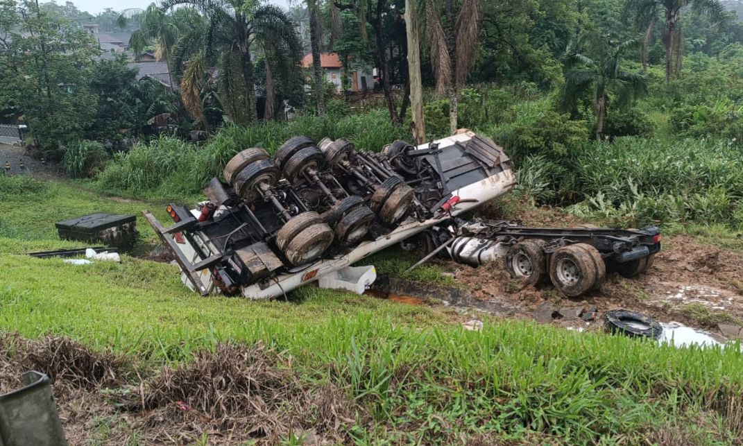 Caminhão tomba e deixa trânsito lento na BR-101 em Joinville