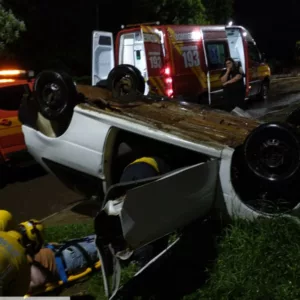 Capotamento de carro mobiliza bombeiros em Curitibanos