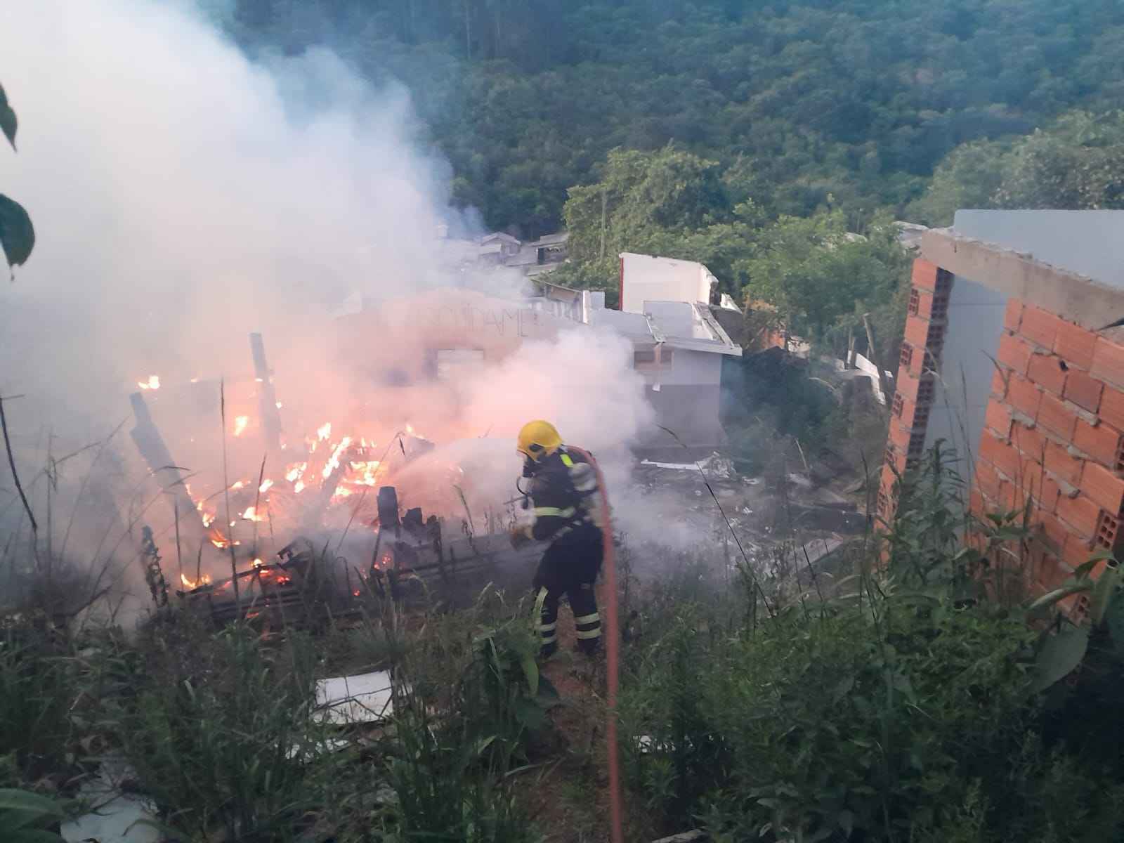 Casa que pegou fogo em Curitibanos. | Foto: CBMSC