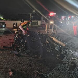 Casal morre após colisão entre motocicletas e caminhão carregado com geradores de energia elétrica na BR-282. | Foto: CBMSC/Divulgação 