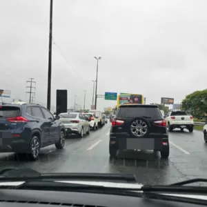 Chuva e acidente causam transtornos no trânsito da Capital