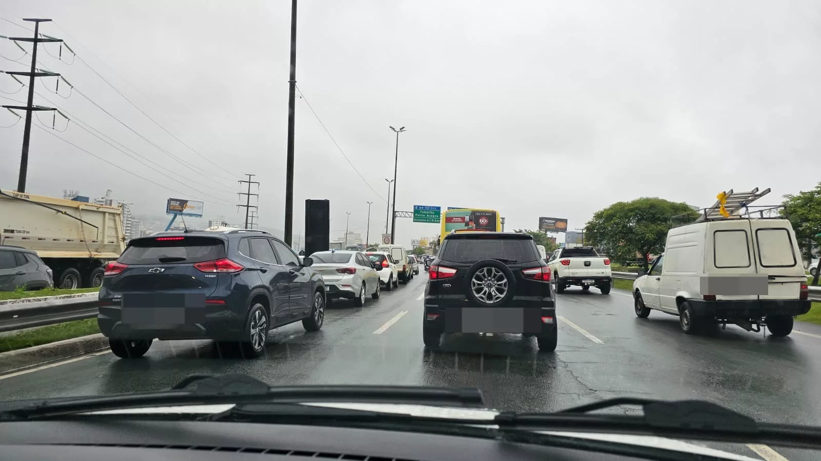 Chuva e acidente causam transtornos no trânsito da Capital