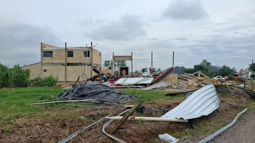 Cidade de SC que decretou emergência distribui telhas após tempestade severa