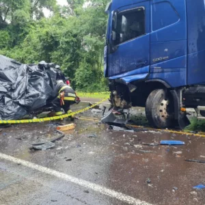 Condutora morre em grave acidente com carreta na BR-153