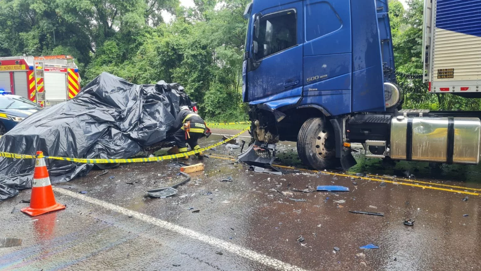 Condutora morre em grave acidente com carreta na BR-153