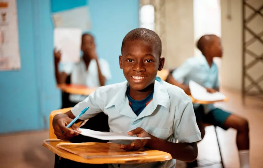 Imagem ilustrativa | Estudante negro em abiente escolar | Foto: Gife