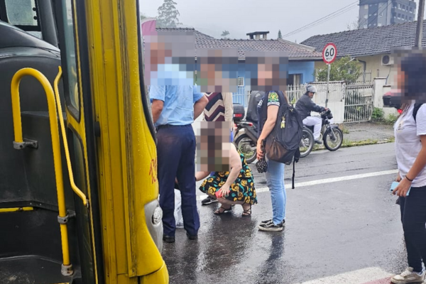 Criança é atropelada por ônibus em rua de Joinville