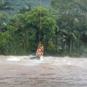 Dois são resgatados sobre teto de carro 'engolido' por rio em SC. - Foto: CBMSC/Reprodução