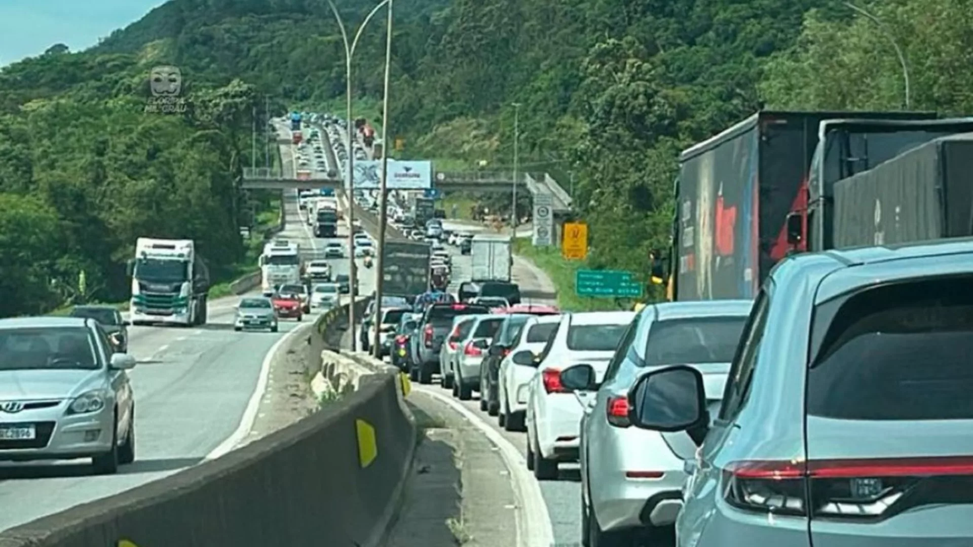 Feriado e acidente combo perfeito para o caos no trânsito em SC. – Foto: Ricardo Pastrana/Reprodução