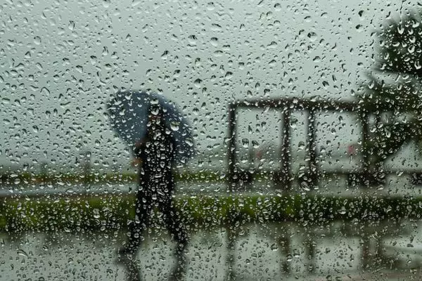 Frente fria retorna e provoca chuva e queda nas temperaturas em SC