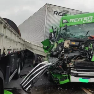 Grave acidente entre caminhões deixa trânsito lento na BR-101 nesta quarta. | Foto: Reprodução/Redes Sociais 