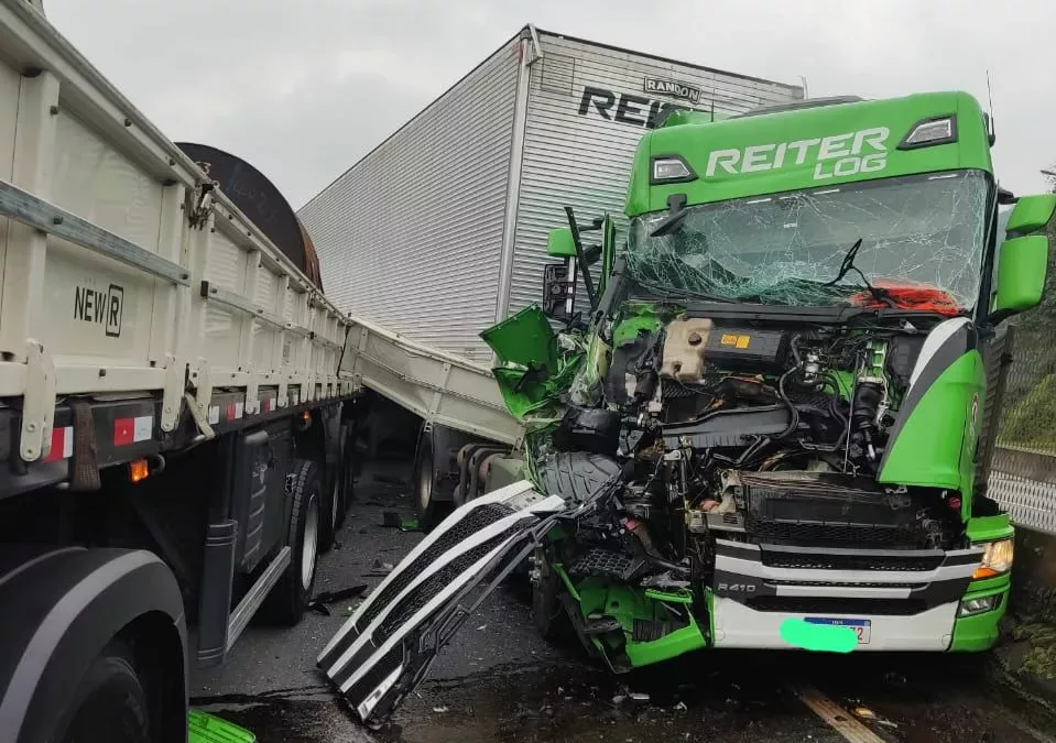 Grave acidente entre caminhões deixa trânsito lento na BR-101 nesta quarta. | Foto: Reprodução/Redes Sociais 