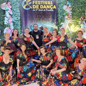 Bailarinas usando figurinos para apresentação de Danças Populares | Imagem: Prefeitura de Xanxerê/Reprodução