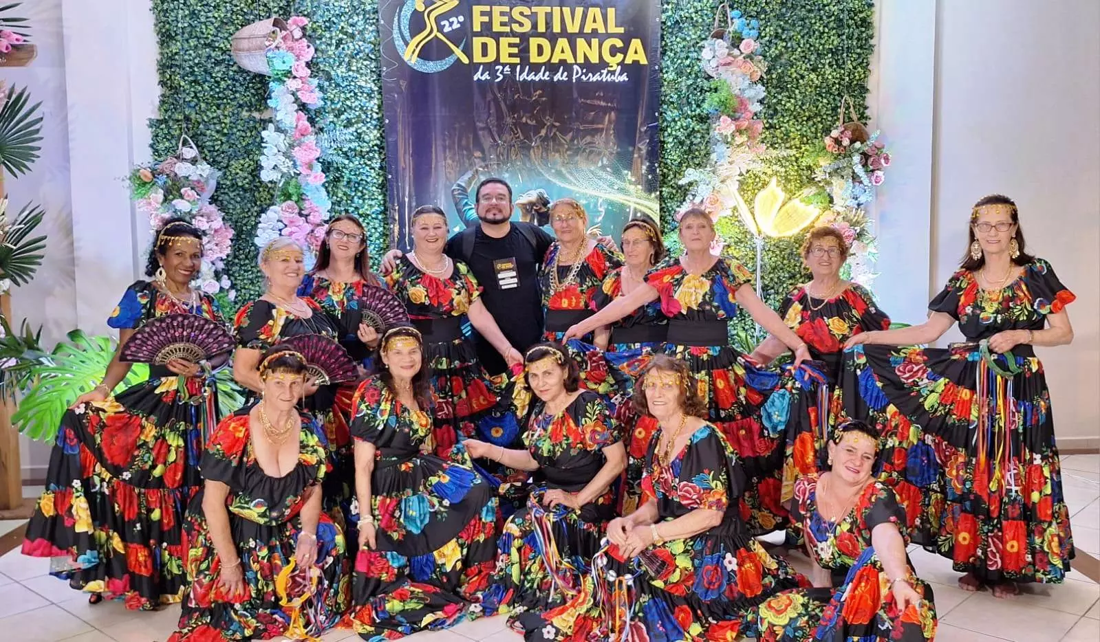 Bailarinas usando figurinos para apresentação de Danças Populares | Imagem: Prefeitura de Xanxerê/Reprodução