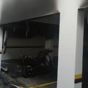 Homem é encontrado inconsciente após incêndio em garagem de prédio em Florianópolis (6)