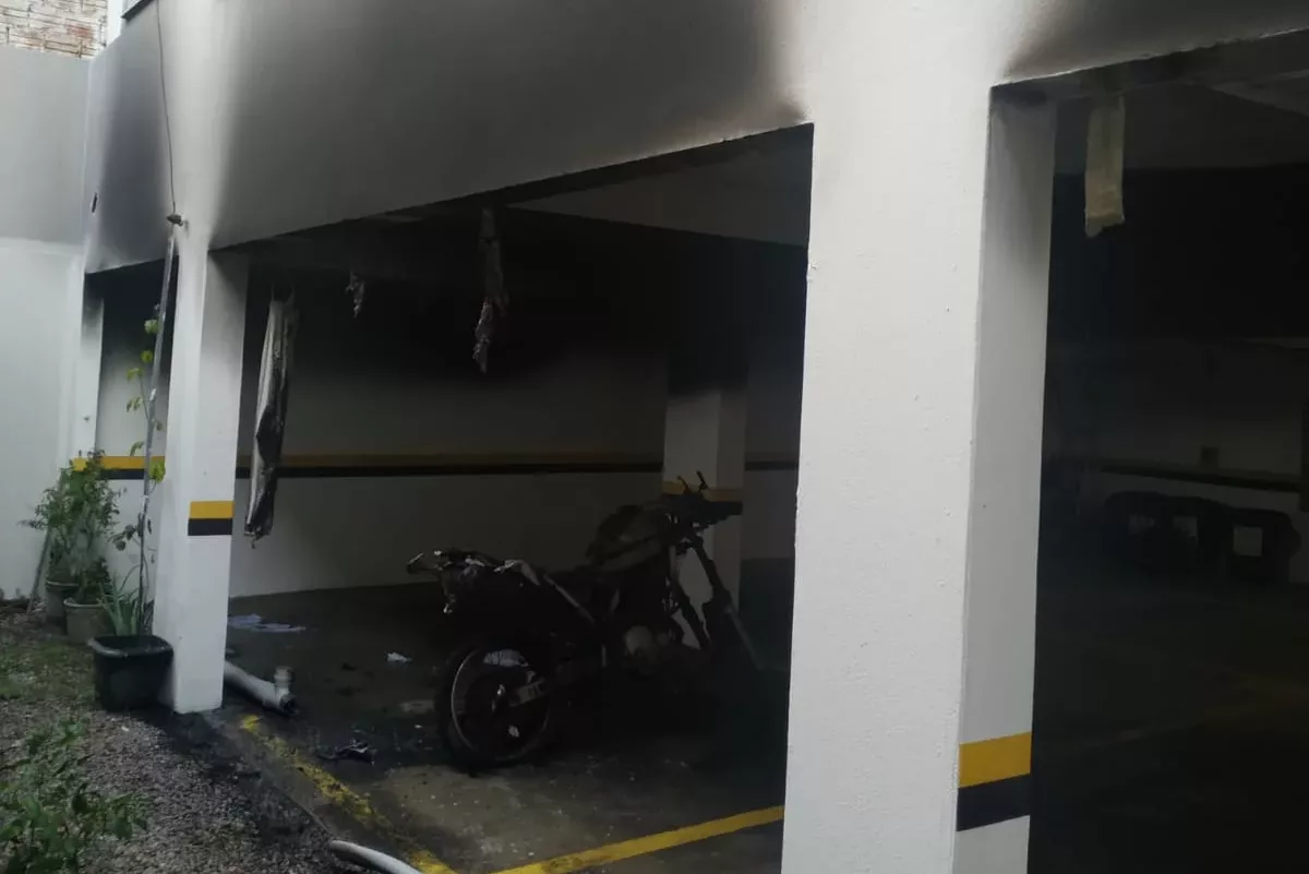 Homem é encontrado inconsciente após incêndio em garagem de prédio em Florianópolis. | Foto: CBMSC/Divulgação